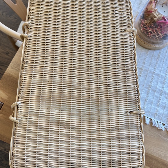 VIntage Large Wicker Lined Picnic Basket - Picture 10 of 10